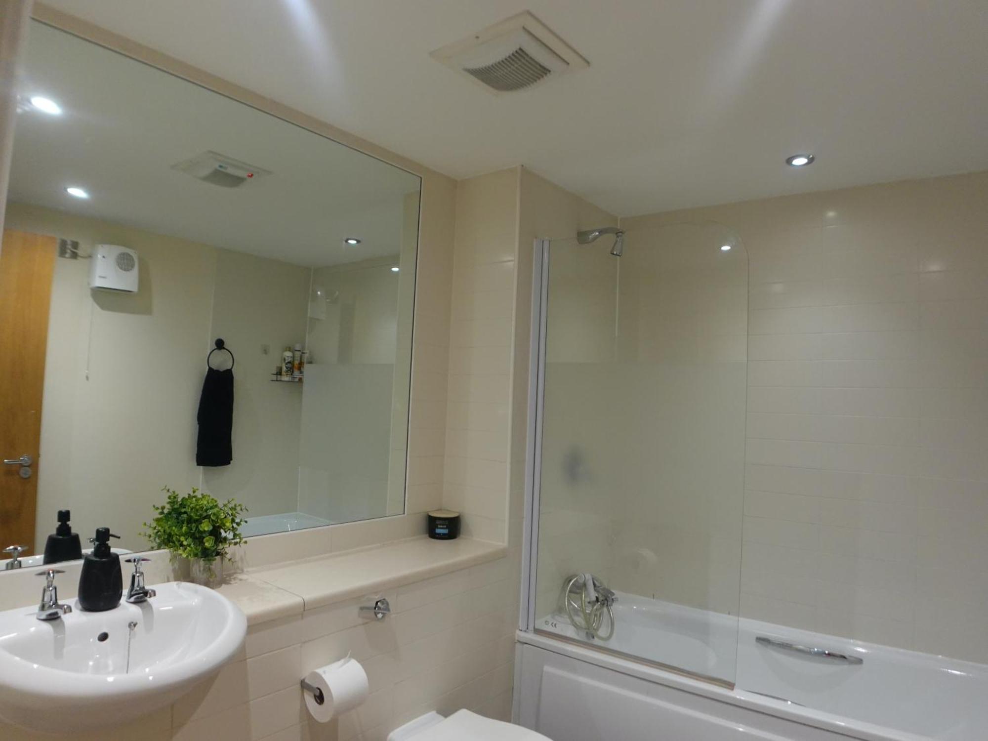 Modern Spacious Apartment In Digbeth With Balcony - Netflix, Youtube, Amazon Tv, Superfast Wifi - Just 10 Mins To Birmingham Centre, Bullring, Train, Coach Station And Birmingham Fc Εξωτερικό φωτογραφία